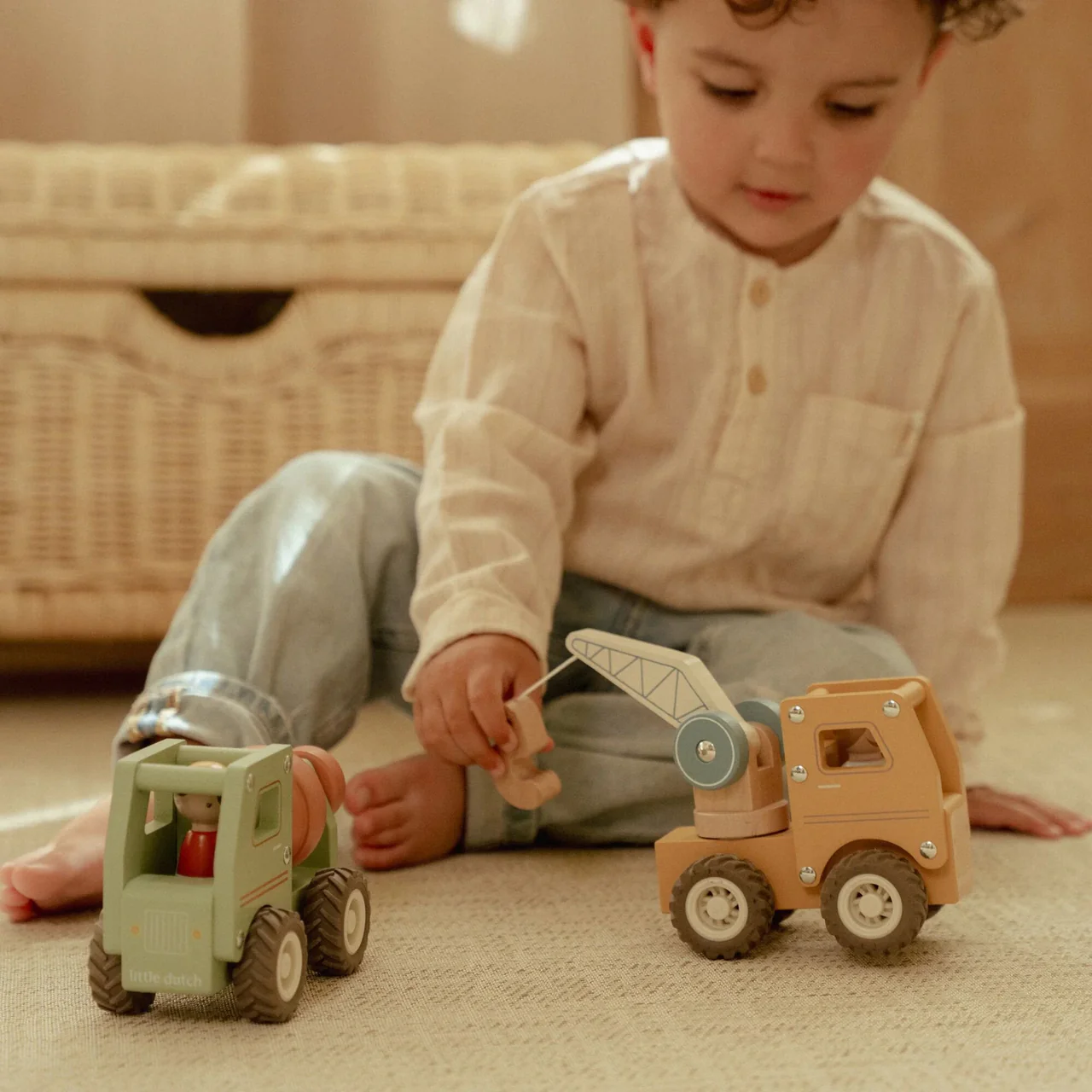 Camion Con Gru Con Personaggio In Legno Little Dutch - immagine 3
